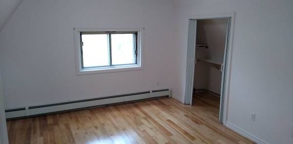 3 Bedroom Sandy Hill Apartment for Rent (219 Daly Ave) - Photo 2