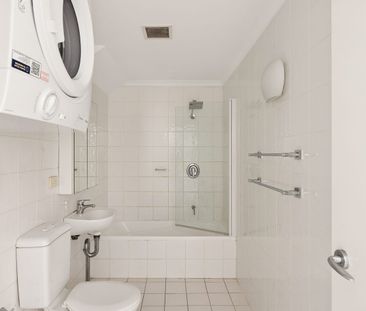 Renovated apartment with house-like proportions - Photo 5