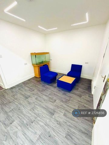 1 bedroom in a house share to rent - Photo 2