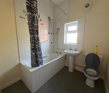 2 bedroom end of terrace house to rent - Photo 4