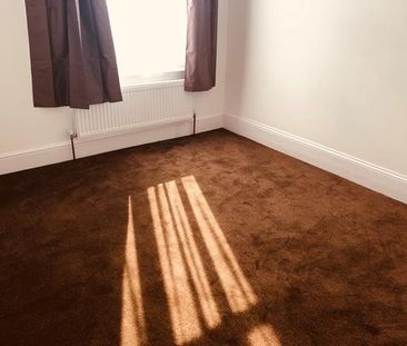 3 bedroom flat to rent - Photo 3