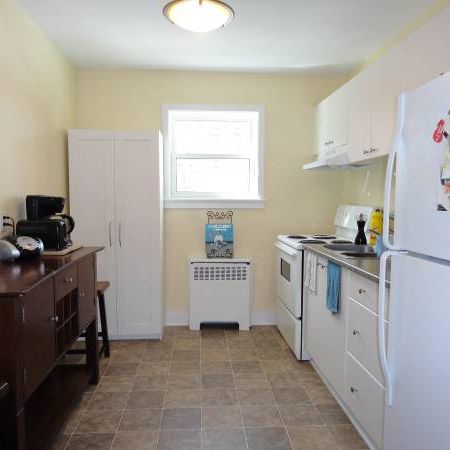 Fully Updated 2BR off of Beechwood - Photo 4