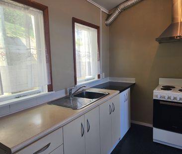 Spacious 4-Bedroom Home – Close to Schools & Shops - Photo 4