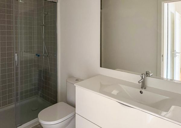 Spacious two-bedroom apartment to rent with outdoor area in Rua do Benformoso, Lisbon