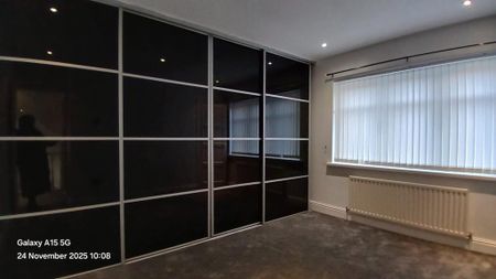 3 bedroom end of terrace house to rent - Photo 2