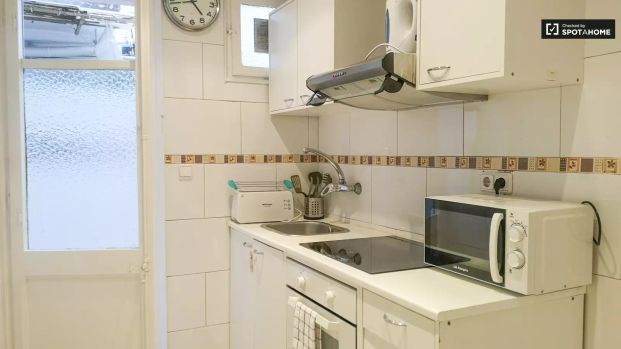 Room for rent in 3-bedroom apartment in L'Hospitalet de Llobregat - Foto 1