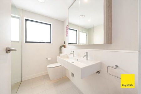 Lovely and Modern Family Home - Close to Amenities - Photo 2