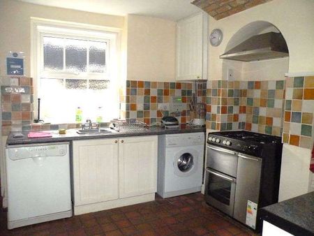 Fantastic house near town centre, hospital, shops and theatre, - Photo 4