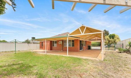 16 Daley Close, Atwell WA 6164 - Photo 2