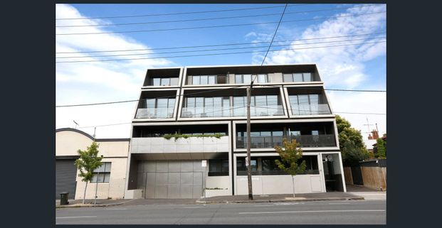UNFURNISHED 2-bedroom on the top floor with the secure parking & storage cage - Photo 1