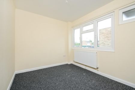 4 bedroom end of terrace house to rent - Photo 3