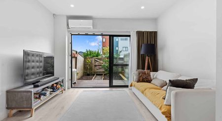 Bright & Modern 3-Bedroom Home - Photo 5