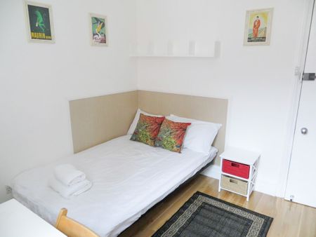 A modern single studio apartment on a charming period property in Hammersmith, London W6 - Photo 3