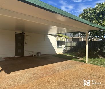 LOCATION! LOCATION ! FAMILY HOME NEAR THE BAY IN BEAUTIFUL VICTORIA... - Photo 1