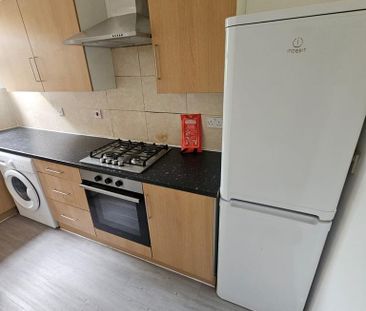 3 bedroom flat to rent - Photo 6