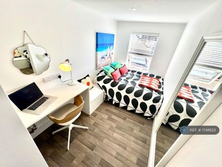 1 bedroom in a house share to rent - Photo 2