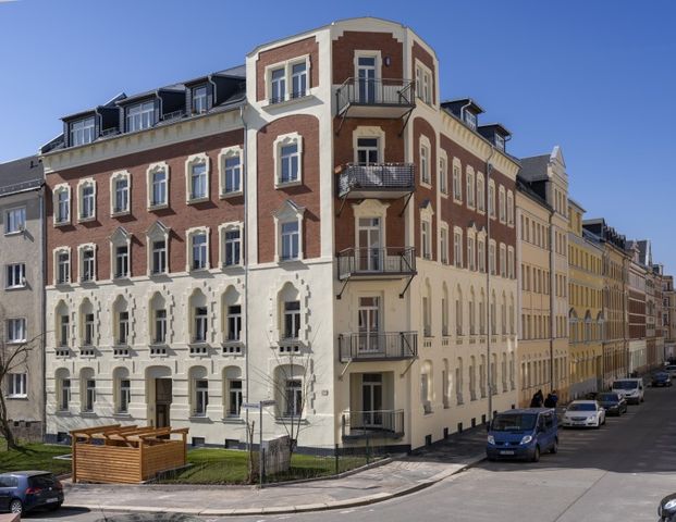 Sehr schön sanierte 2-Zimmerwohnung im Altbau mit Fußbodenheizung, Parkett und Balkon ! - Photo 1