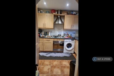 1 bedroom in a flat share to rent - Photo 5