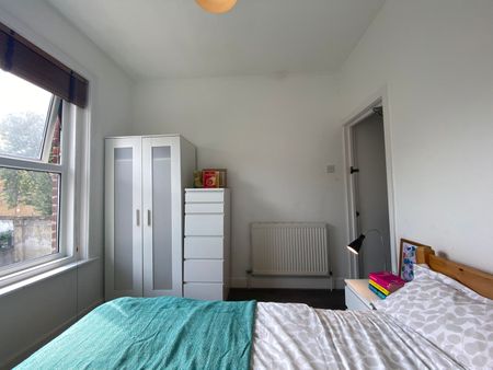 Room in a Shared House, Devonshire Road, SO15 - Photo 3