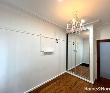 CHARMING THREE BEDROOM HOME IN MACQUARIE FIELDS! CLOSE TO STATION! - Photo 4