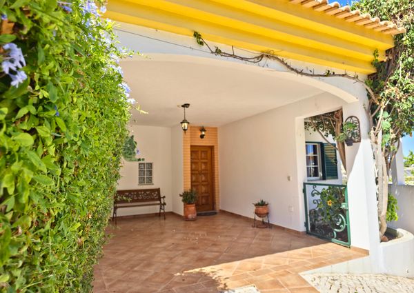 Moradia com piscina, jardim, totalmente equipada e mobilada