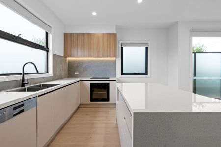 LIKE NEW TOWNHOME IN THE HEART OF ELTHAM VILLAGE SHOPPING CENTRE - Photo 3