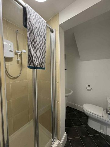 1 bedroom in a house share to rent - Photo 3