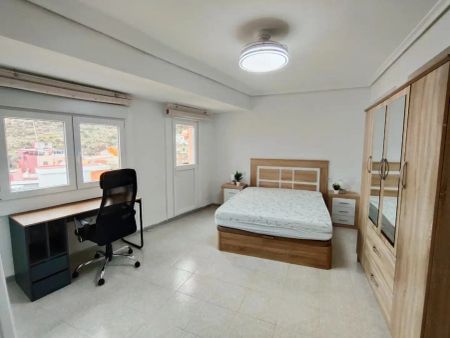 Piso de alquiler en Carrer N'emili Llopis, Centro - El Castillo - Foto 3