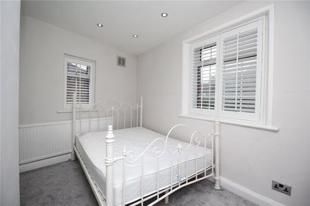 2 bedroom end of terrace house to rent - Photo 2