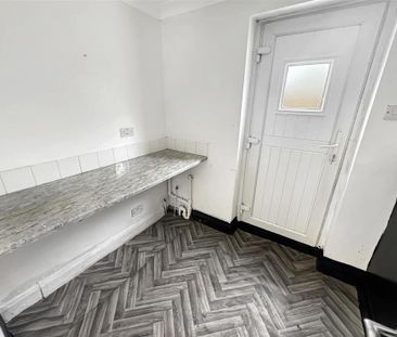 5 bedroom semi-detached house to rent - Photo 4