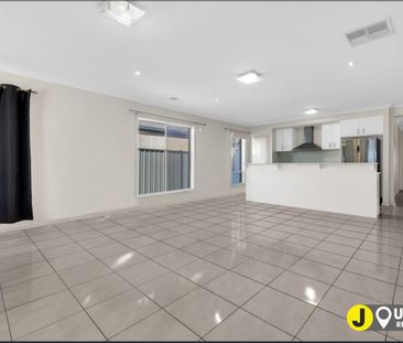 Spacious Family Home with Sunroom in Prime Craigieburn Location – $... - Photo 1