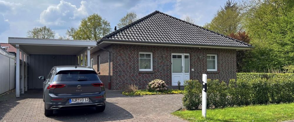 Komfort und Ruhe: Bungalow mit Einbauküche, Südwestterrasse und Carport in Hinrichsfehn-Wiesmoor - Photo 1