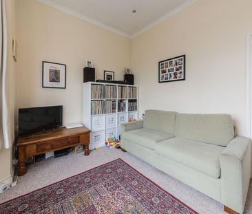 2 bedroom with balcony in a prime street in Crouch end - Photo 5