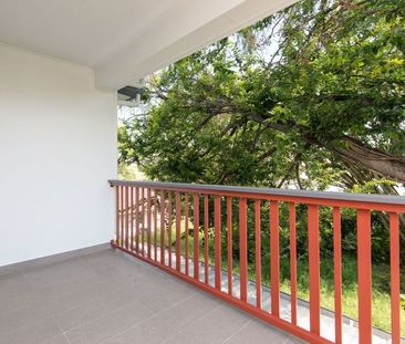 Three Bedroom Tri Level Townhome Ideal Location and Ducted Air Con! - Photo 3