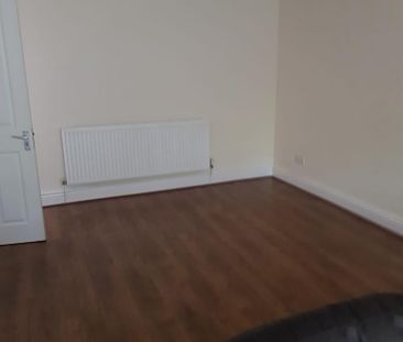 4 bedroom semi-detached house to rent - Photo 4