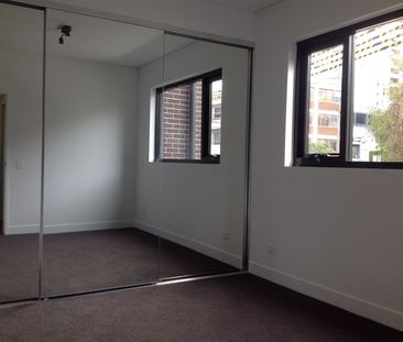 New painting and floor board, Large bedroom, close to everything! - Photo 2