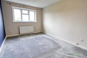 2 BEDROOM Flat - Garden - Photo 4