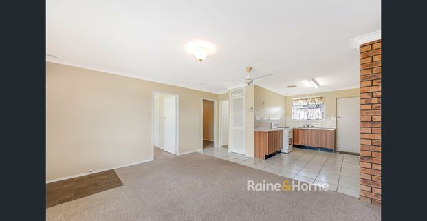 UNIT IN GREAT LOCATION! - Photo 1