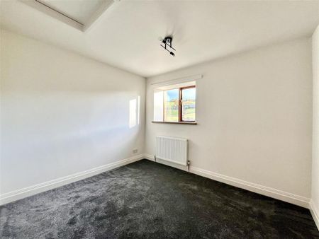 2 bedroom character property to rent - Photo 2