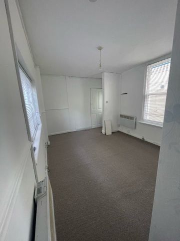 Studio Flat, Carlisle Road, BN3 - Photo 2