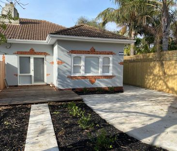 Charming 1930s Art Deco Duplex in a Quiet, Convenient Location - Photo 2