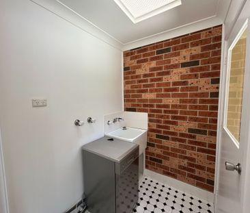 Low Maintenance - Renovated 2 Bedroom Villa - Photo 6