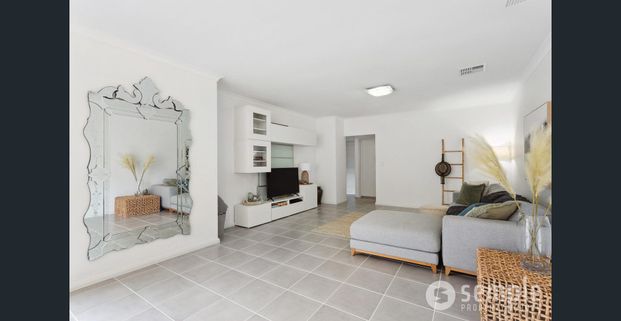 Beautifully presented - Convenient Location - Photo 1