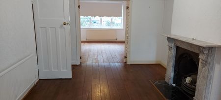 4 bedroom 2 bathroom house in highly sought after area of North Chingford - Photo 4