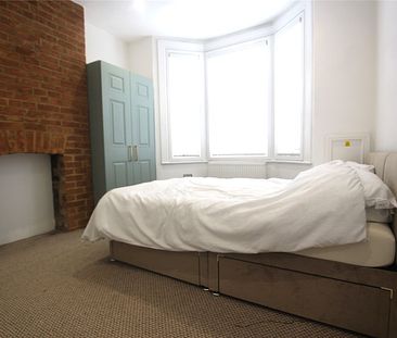A bright DOUBLE ROOM with storage within a flat share in Wembley. - Photo 2
