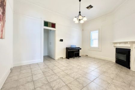 Large luxury family entertainer set on 865sqm - Photo 3