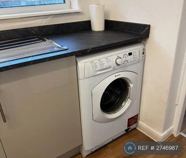 1 bedroom in a house share to rent - Photo 2