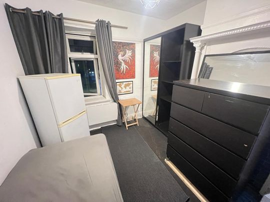 Room in a Shared Flat, Church Lane, NW9 - Photo 1
