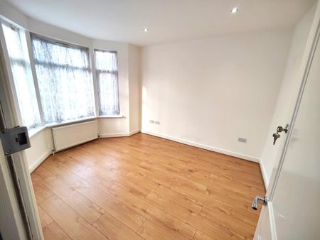 4 Bed Terraced House, Farnborough Avenue, E17 - Photo 2