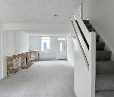 2 bedroom end of terrace house to rent - Photo 2